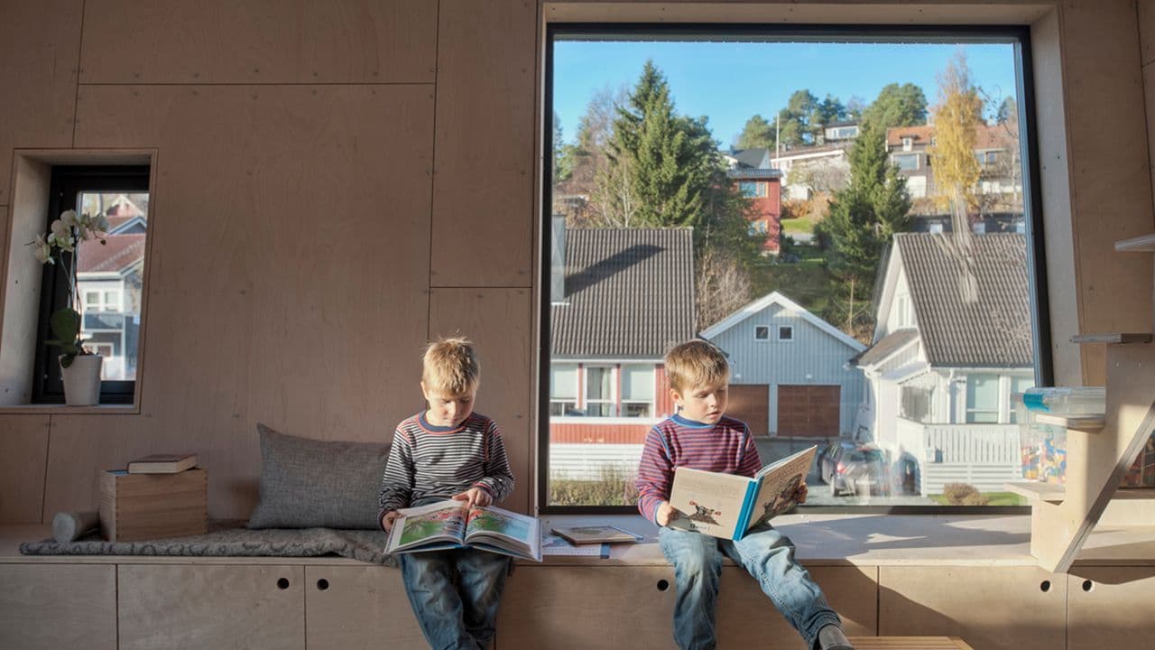 to barn som leser bøker