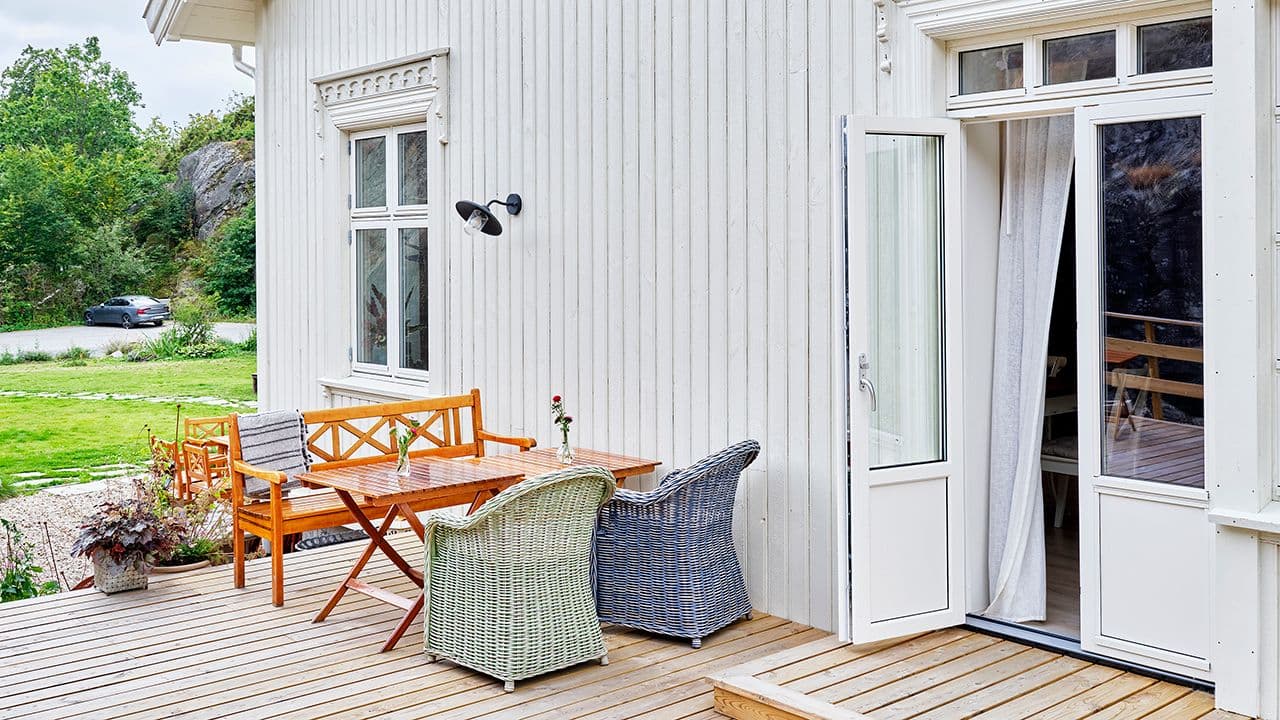 Hytte med terrassedør.