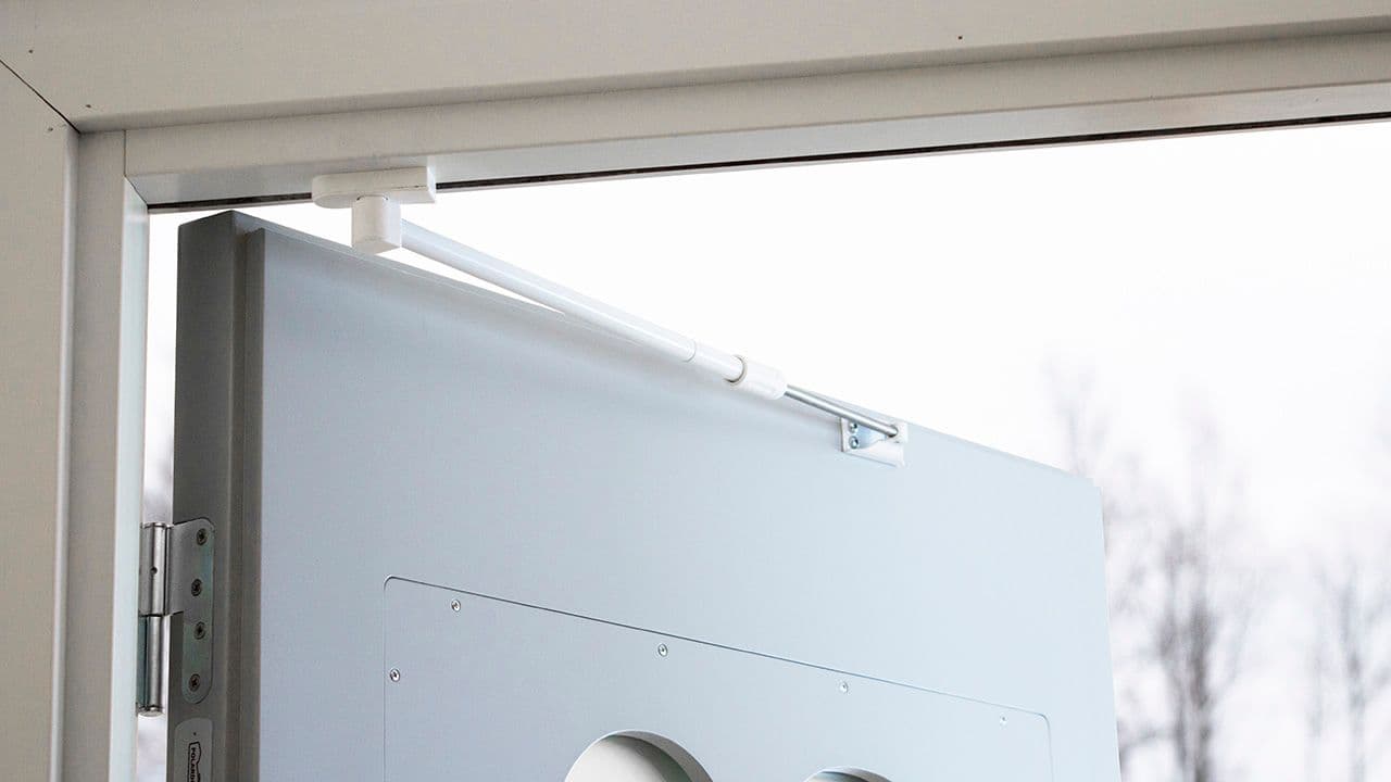 Dørlukker på ytterdør.