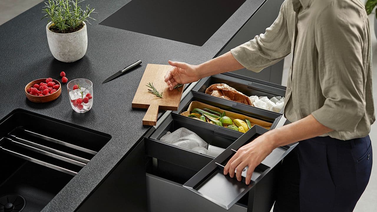 Kjøkken med små, innvendige skuffer for enkel sortering av søppel.