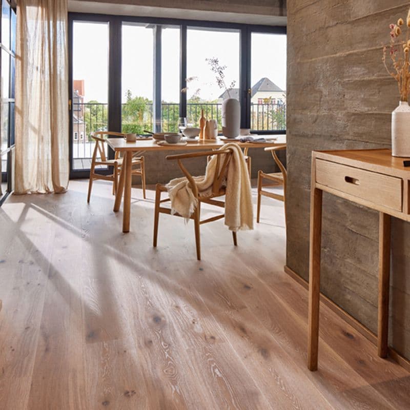 Eikegulv i gang og spisestue.