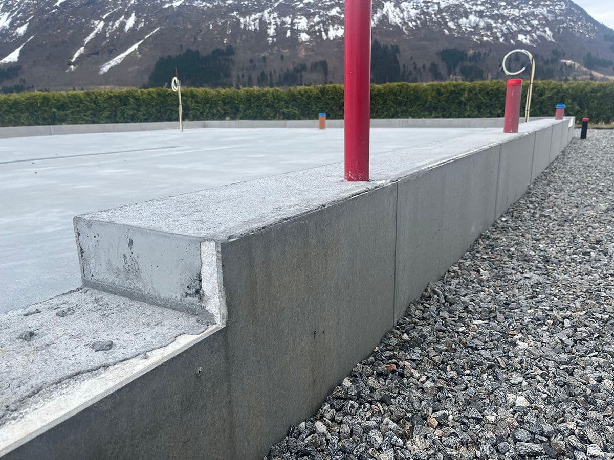 støpt grunnmur og såle til garasje som skal bygges foran et hus