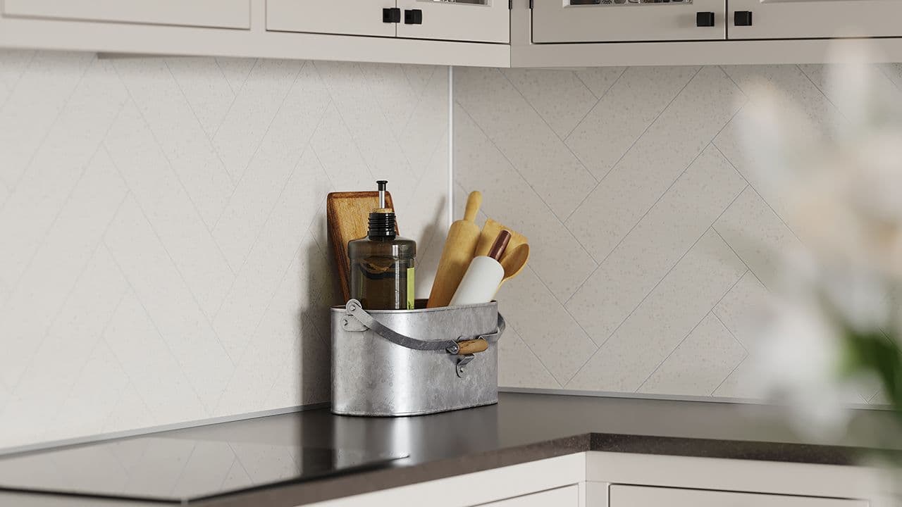 Veggplater fra Fibo på beige kjøkken er perfekt til oppussing kjøkken.