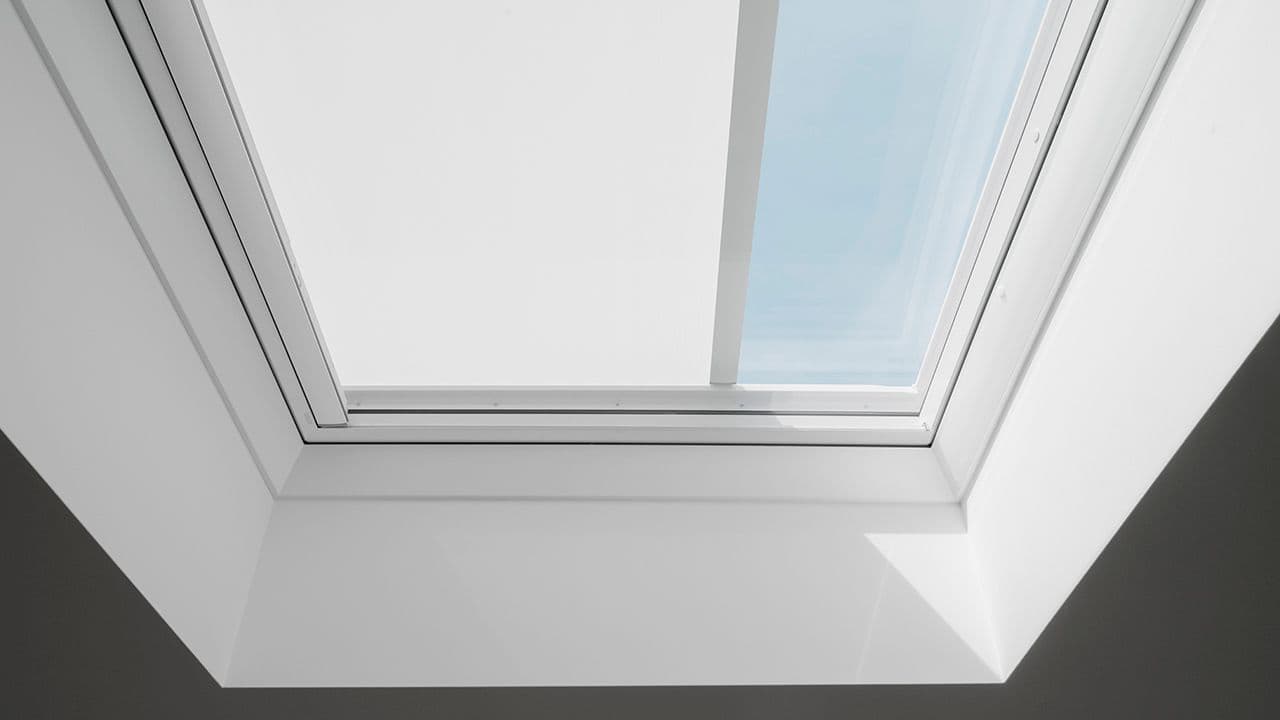 Utvendig solskjerming for flate takvinduer.