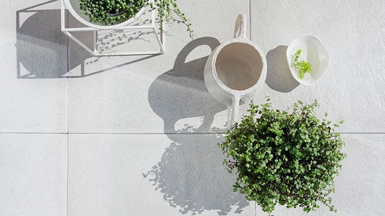 Hvite steinheller ute.