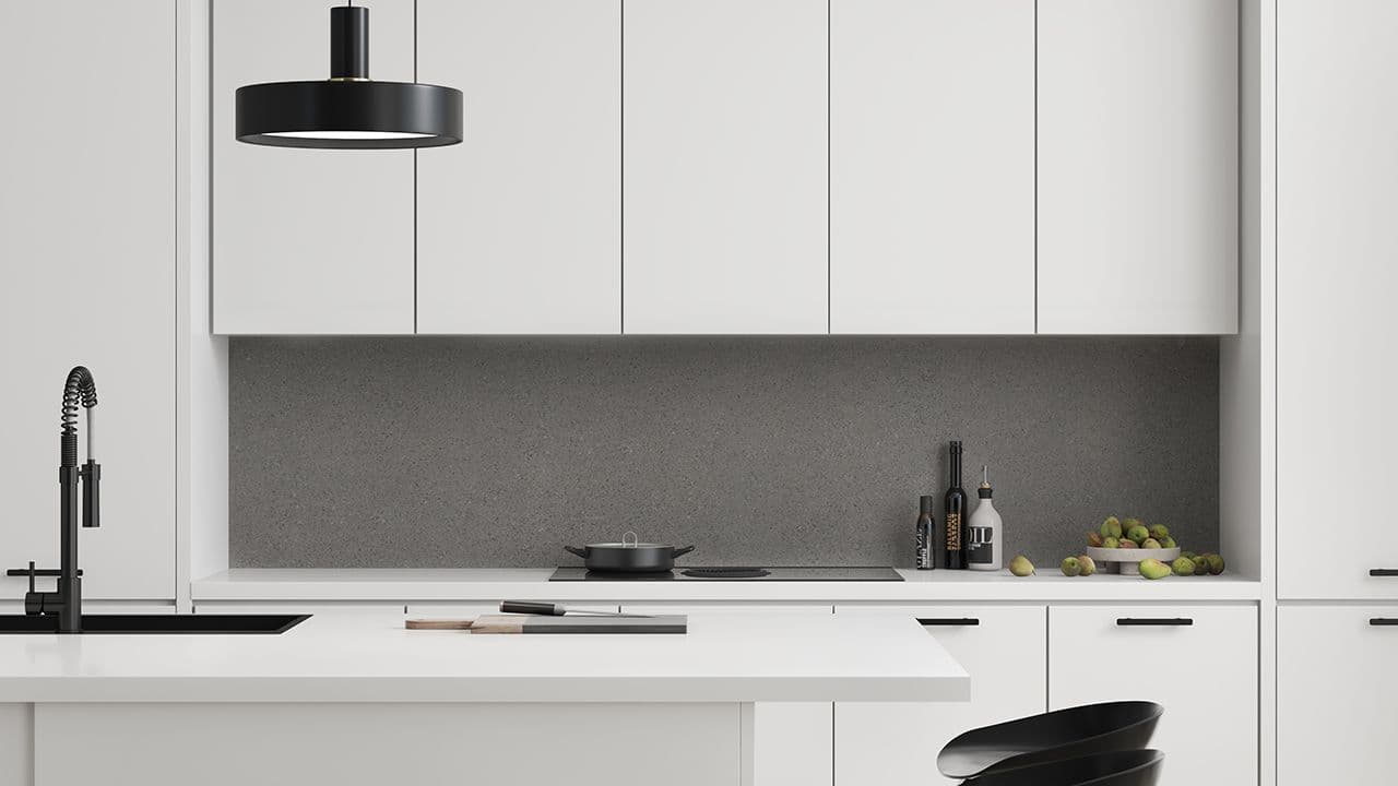 Hvitt kjøkken med sorte detaljer og kjøkkenplate i grey terrazzo.