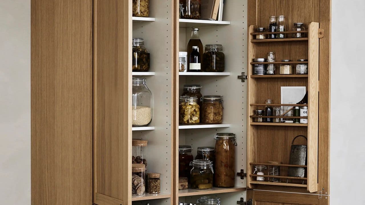 Kjøkkenskap med smart oppbevaring med innvendig hylle på skapdøren.