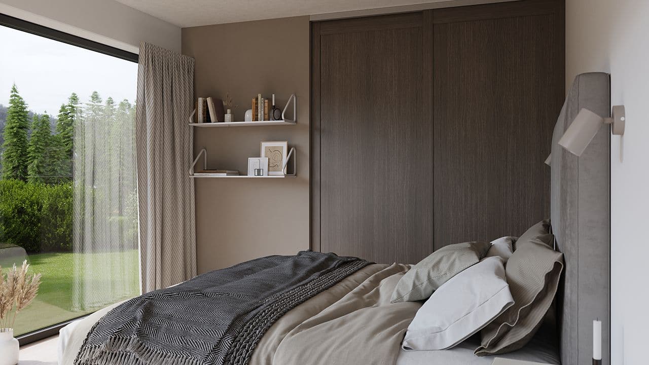 Soverom med varme farger og skyvedørsgarderobe med dører i treverk.