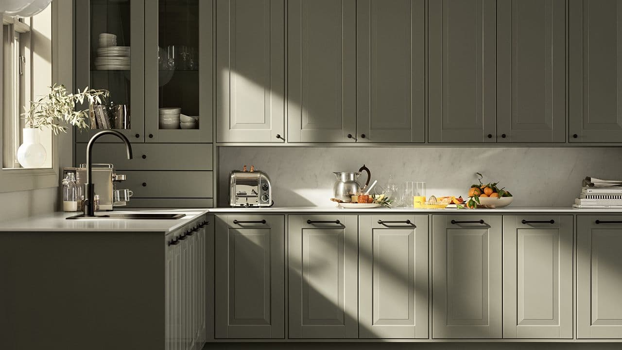 Landlig kjøkken med dus grønn farge og profilerte fronter.
