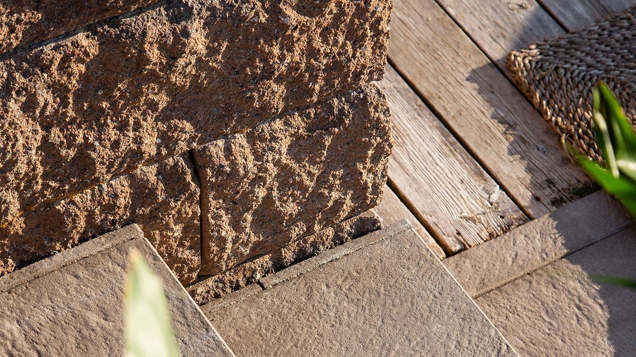 Nærbilde av inspirasjon naturstein med ulike steintyper og terrasse.
