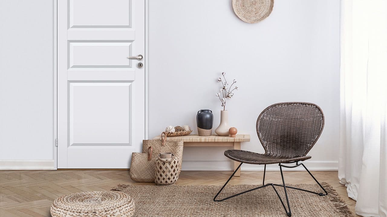 Hvit stue med hvit kompaktdør innendørs.