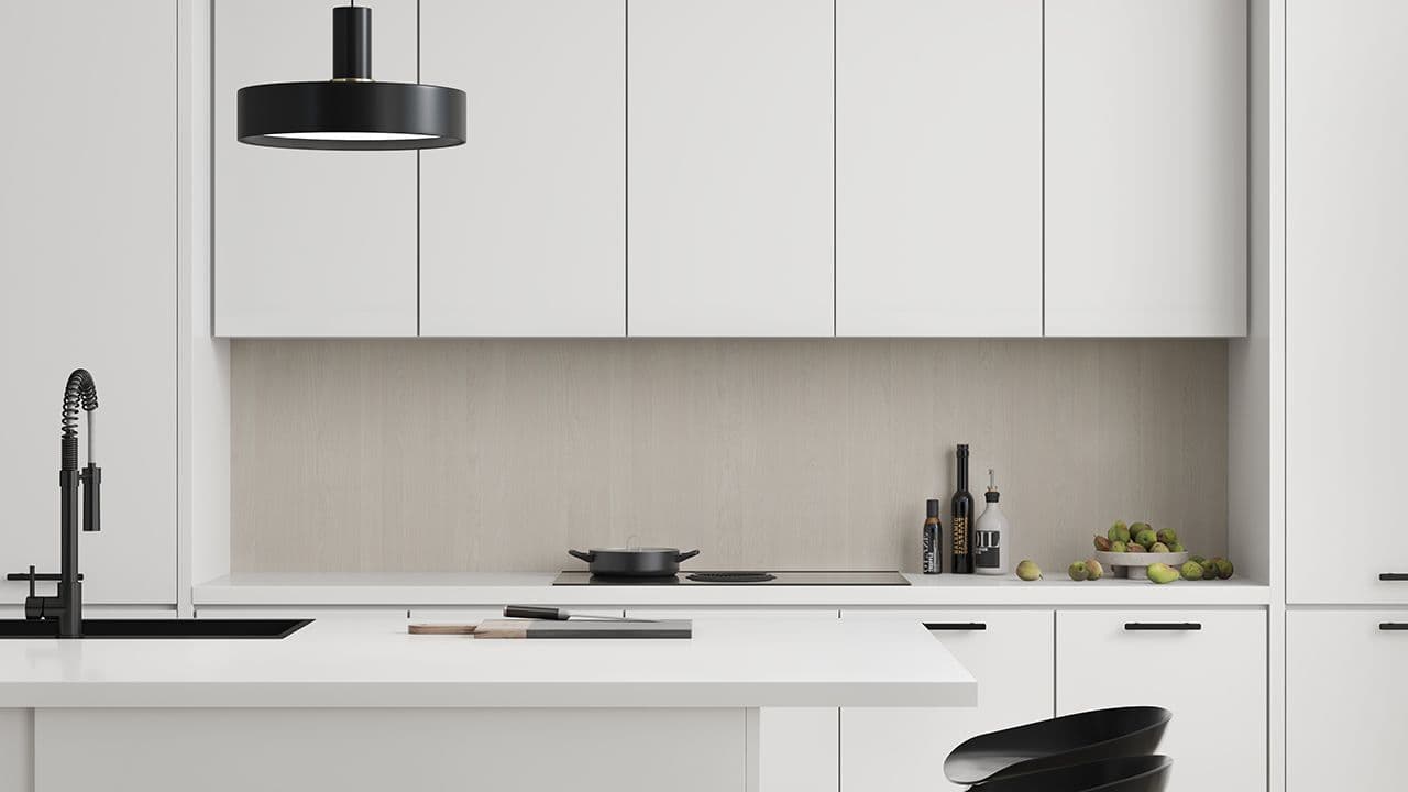 Hvitt kjøkken med kjøkkenplate i Light Wood.