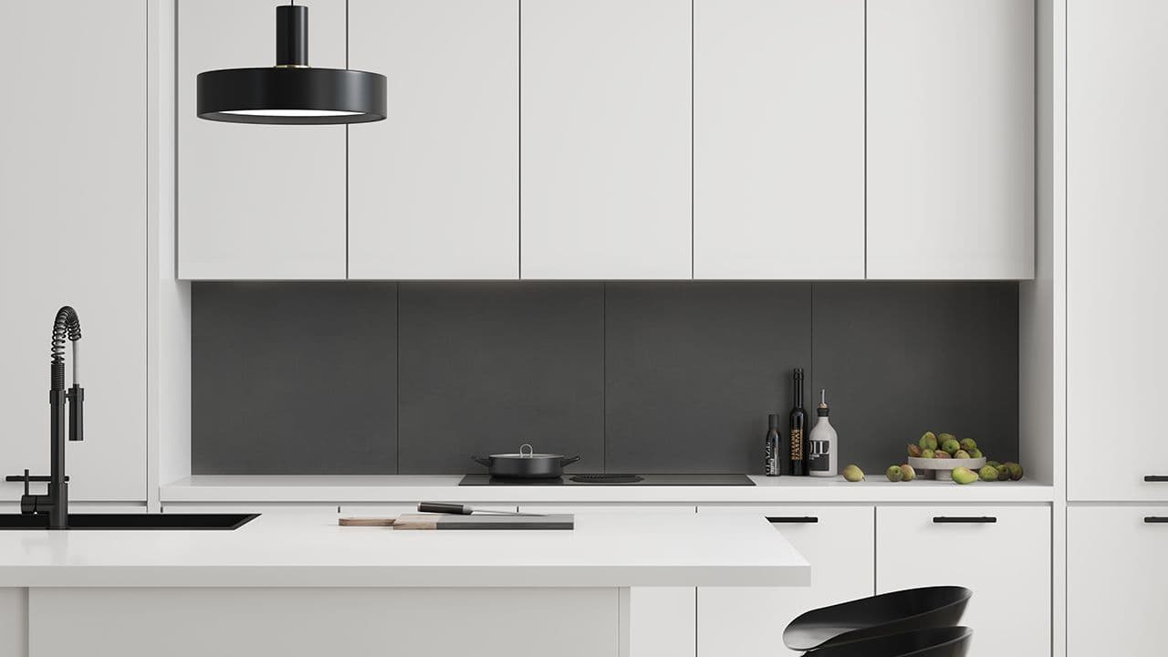 Hvitt kjøkken med sorte detaljer og kjøkkenplate i dark ash fra Fibo.