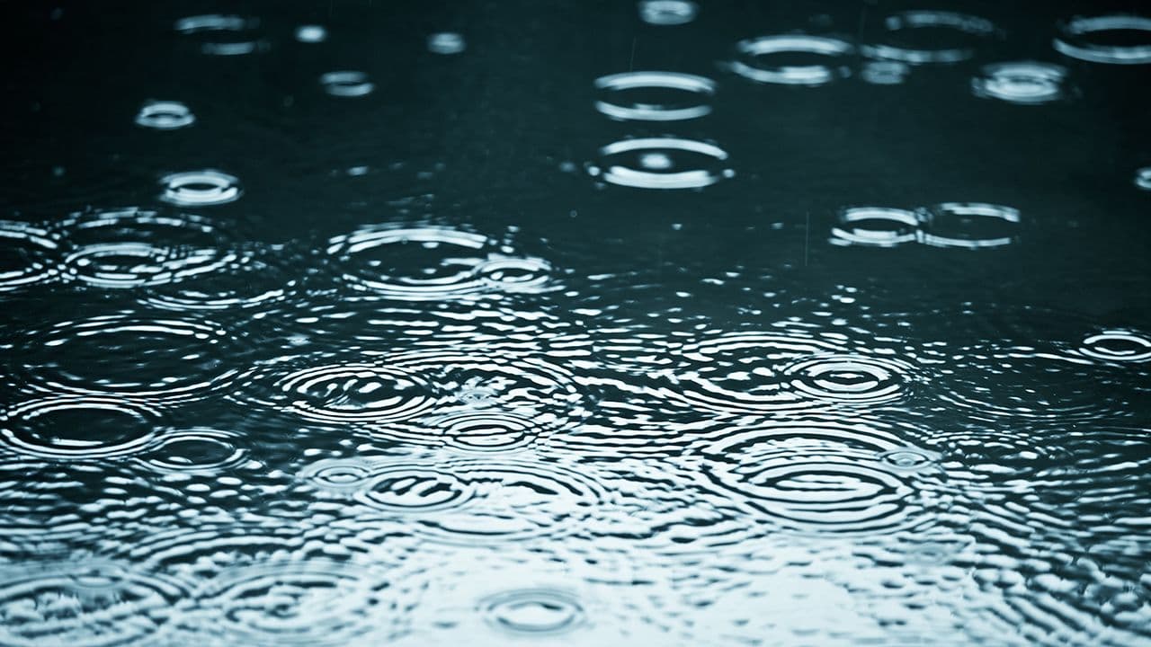 Vann og regndråper.