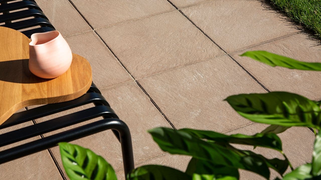 Terracotta steinheller ute.