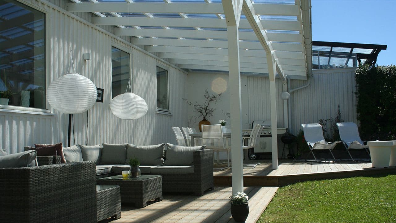 Uterom med pergola terrassetak.