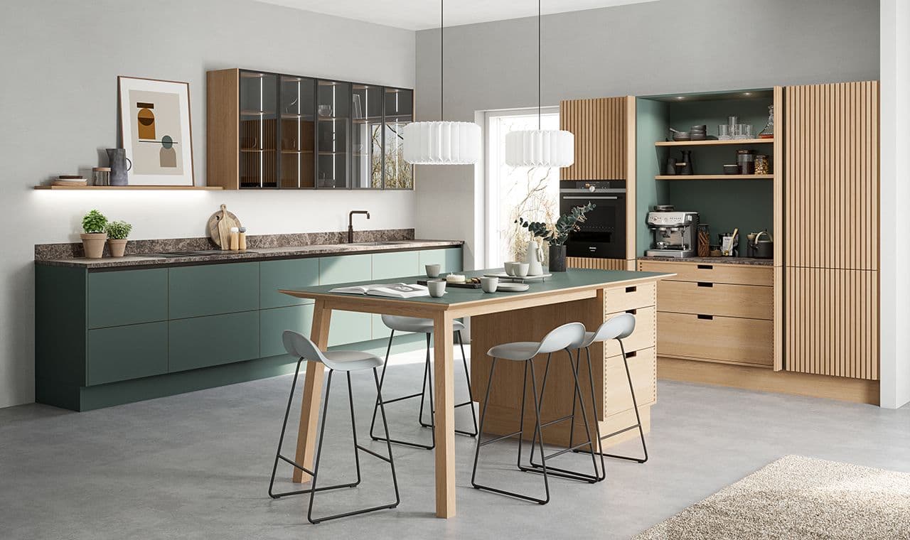 Åpen kjøkkenløsning med kjøkkenøy i farge.