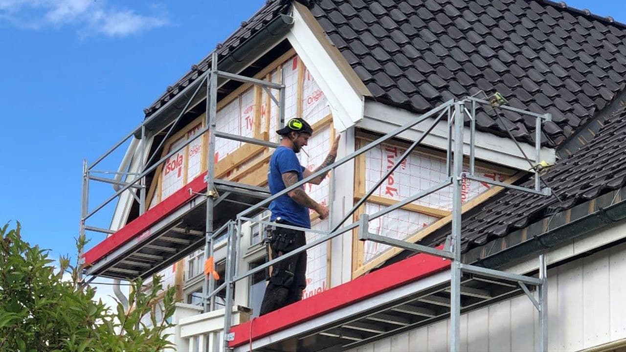 Byggeplass med eksponert vindsperre.
