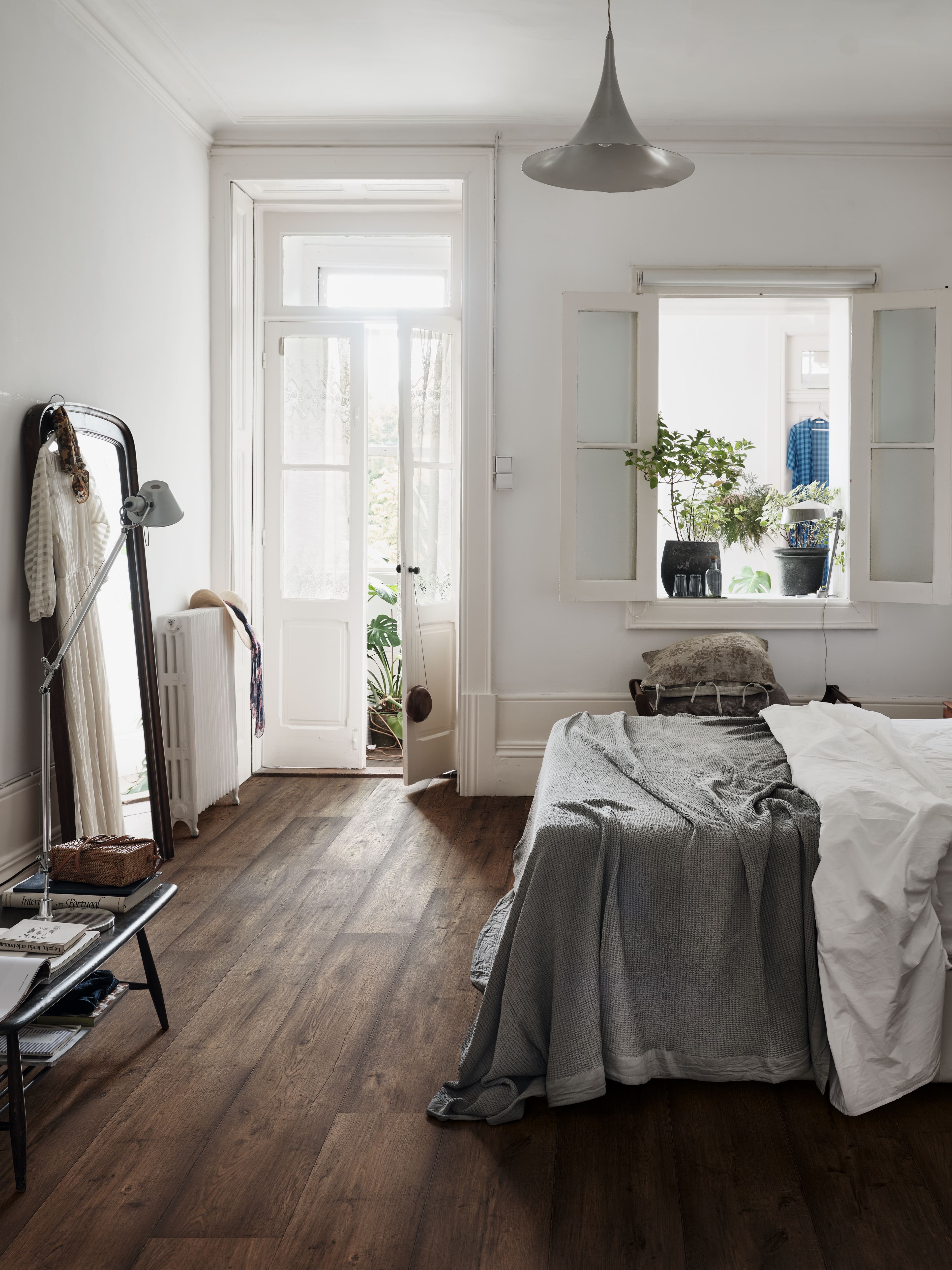 Soverom med mørkt gulv.