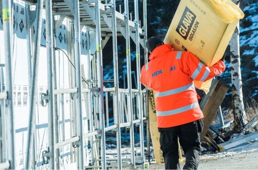 en mann som bærer Glava isolering