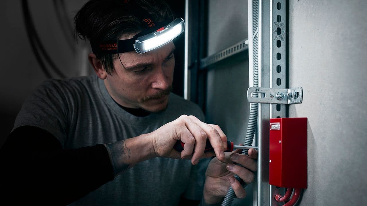 Håndverker med hodelykt som arbeidslampe.