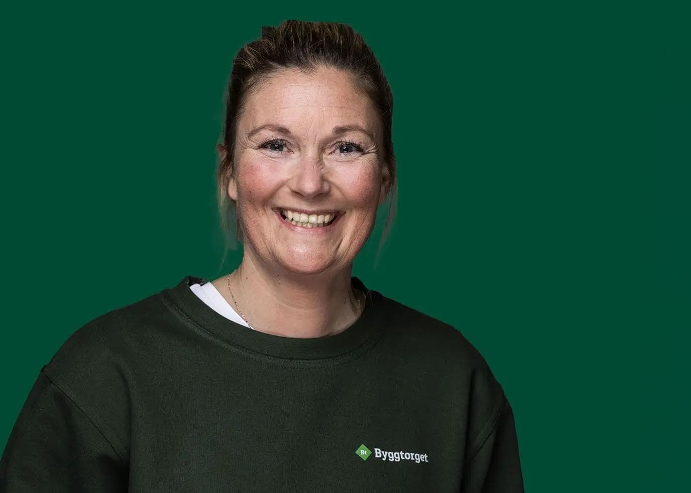 Person som kjenner etter skade på parkett for å reparere parkett.