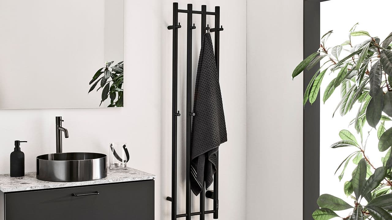 Sorte detaljer i krom på lyst bad.