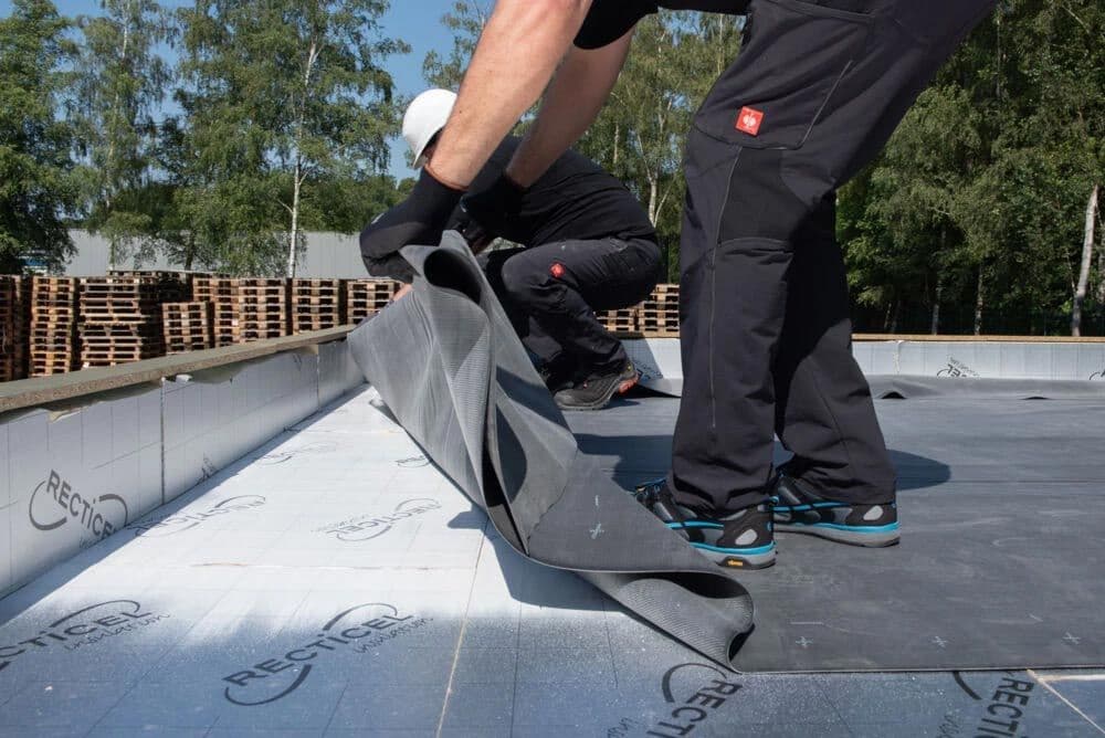 håndverkere limer takbelegg med SPRAYTEC