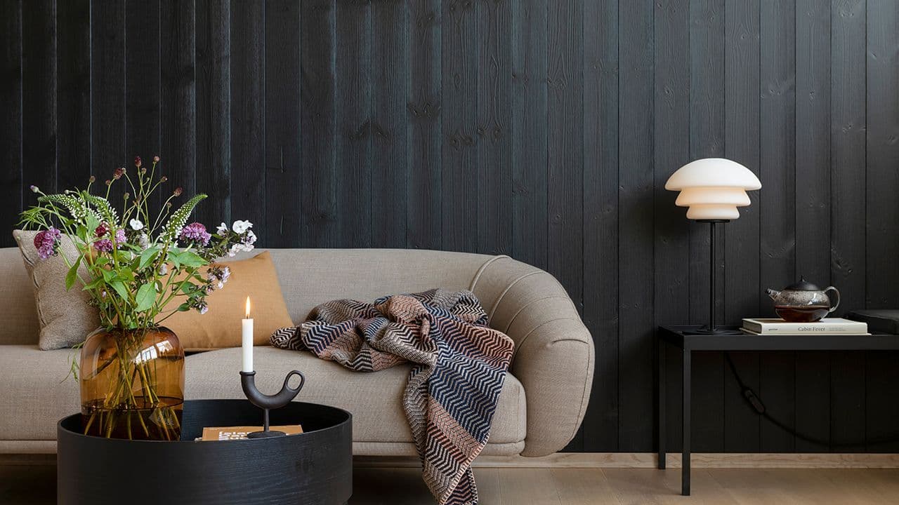 Stue med sofa og bord