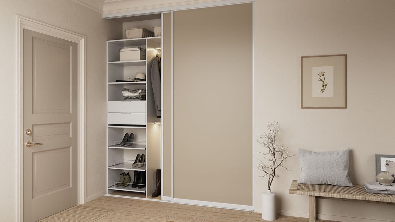 Garderobe soverom i hvitt og beige interiør