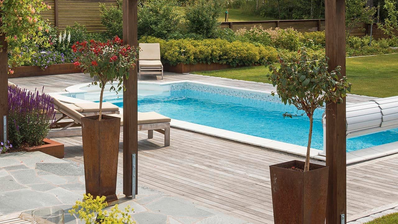 Terrasse med varmebehandlet ask terrassebord som har grånet.