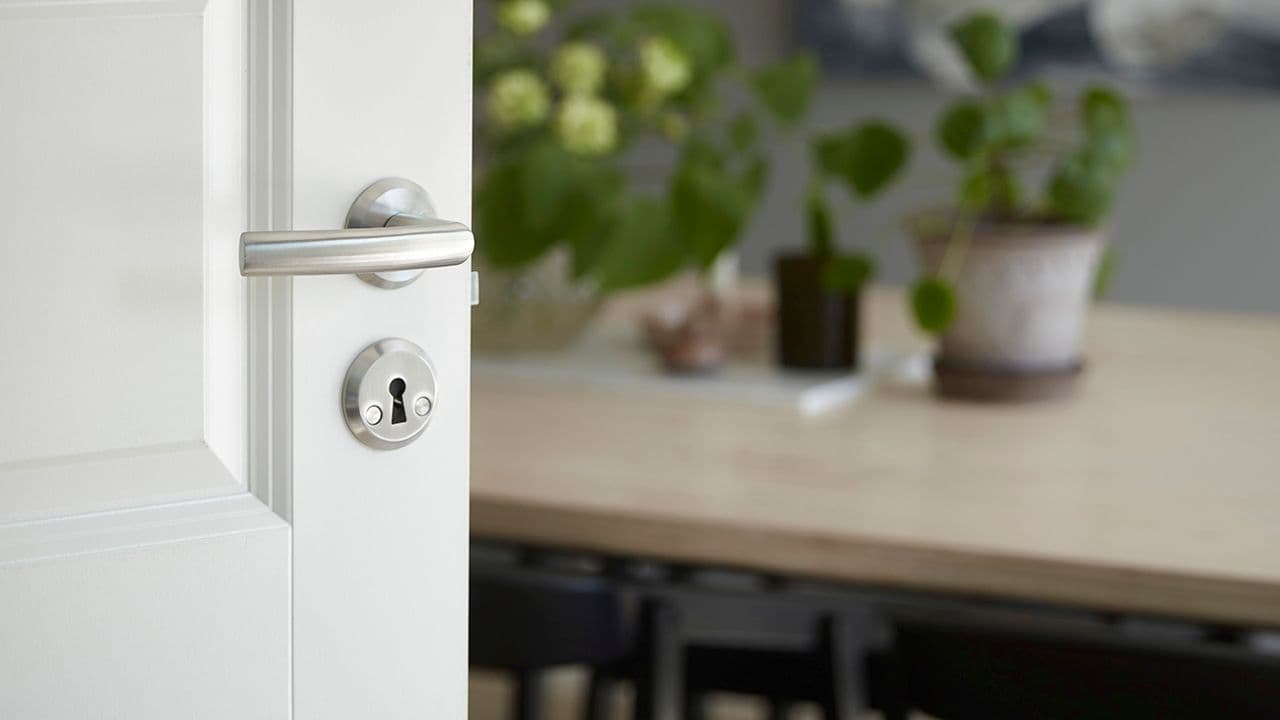 Dørhåndtak innerdør i krom.