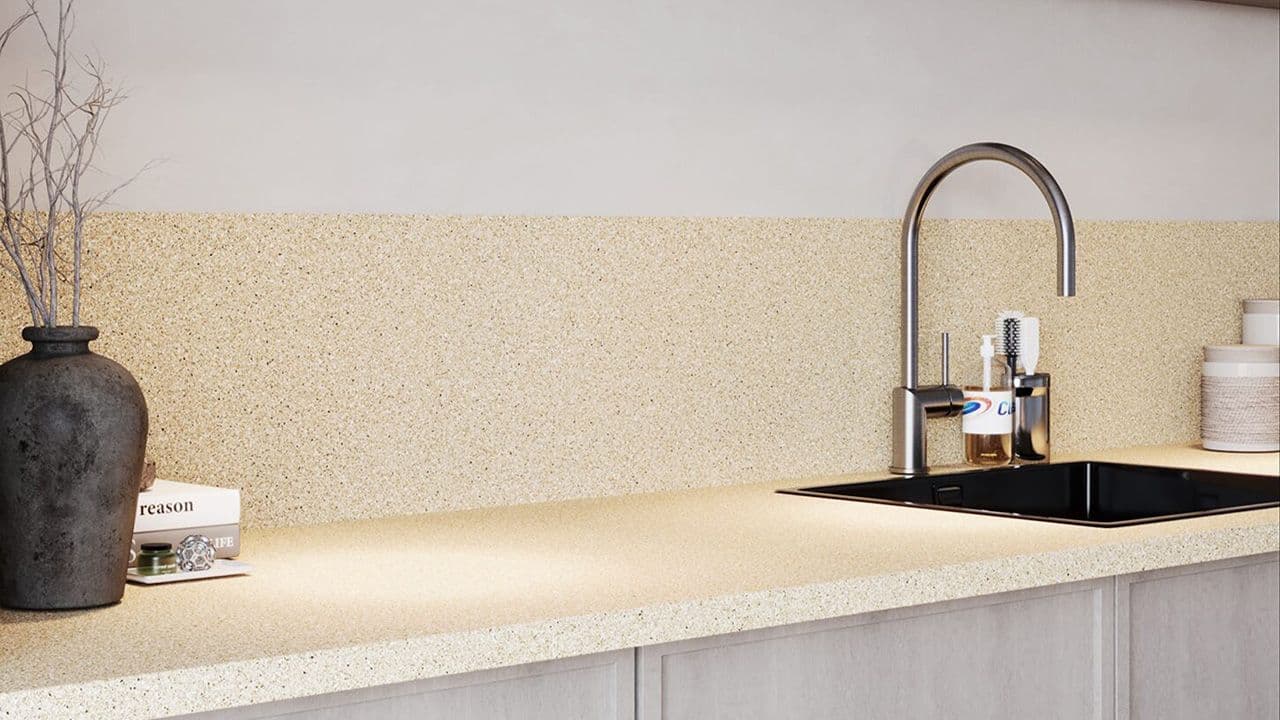 Kjøkkenbenk med splashboard i granite beige.