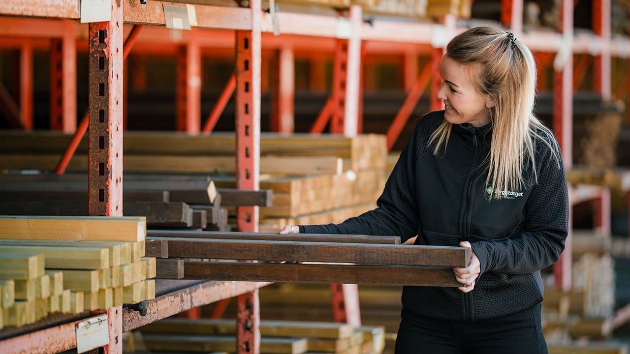 Byggtorget ansatt trekker frem mørke lekter til pergola inspirasjon.