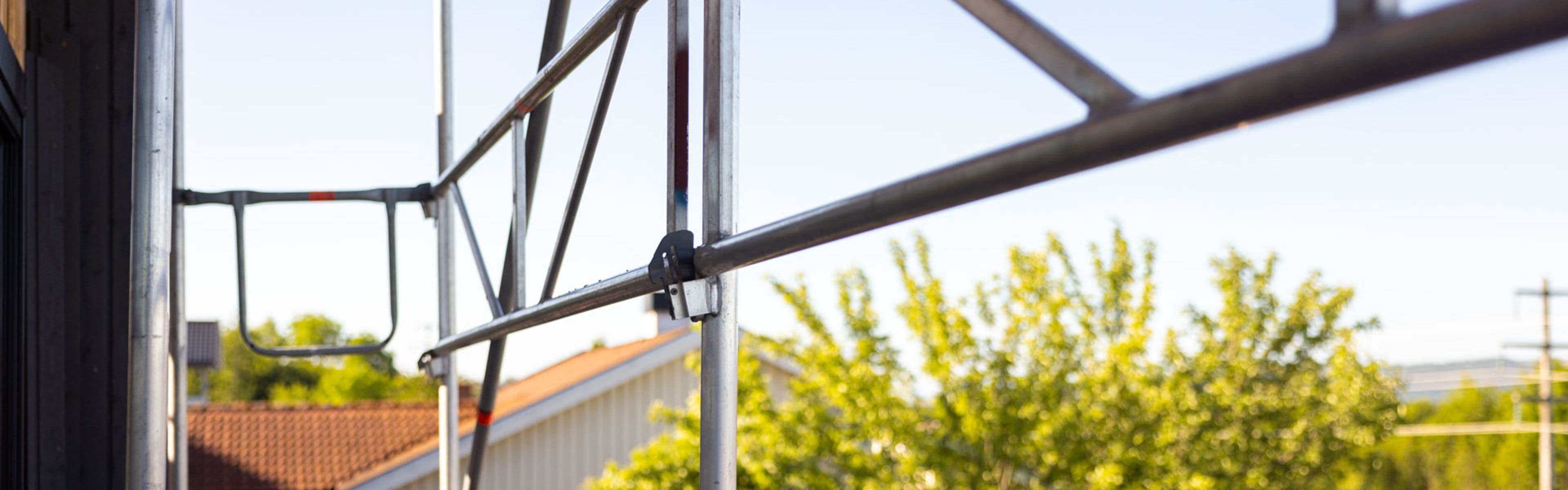 Stillas utenfor hus som du må ha stillaskurs for å sette opp.