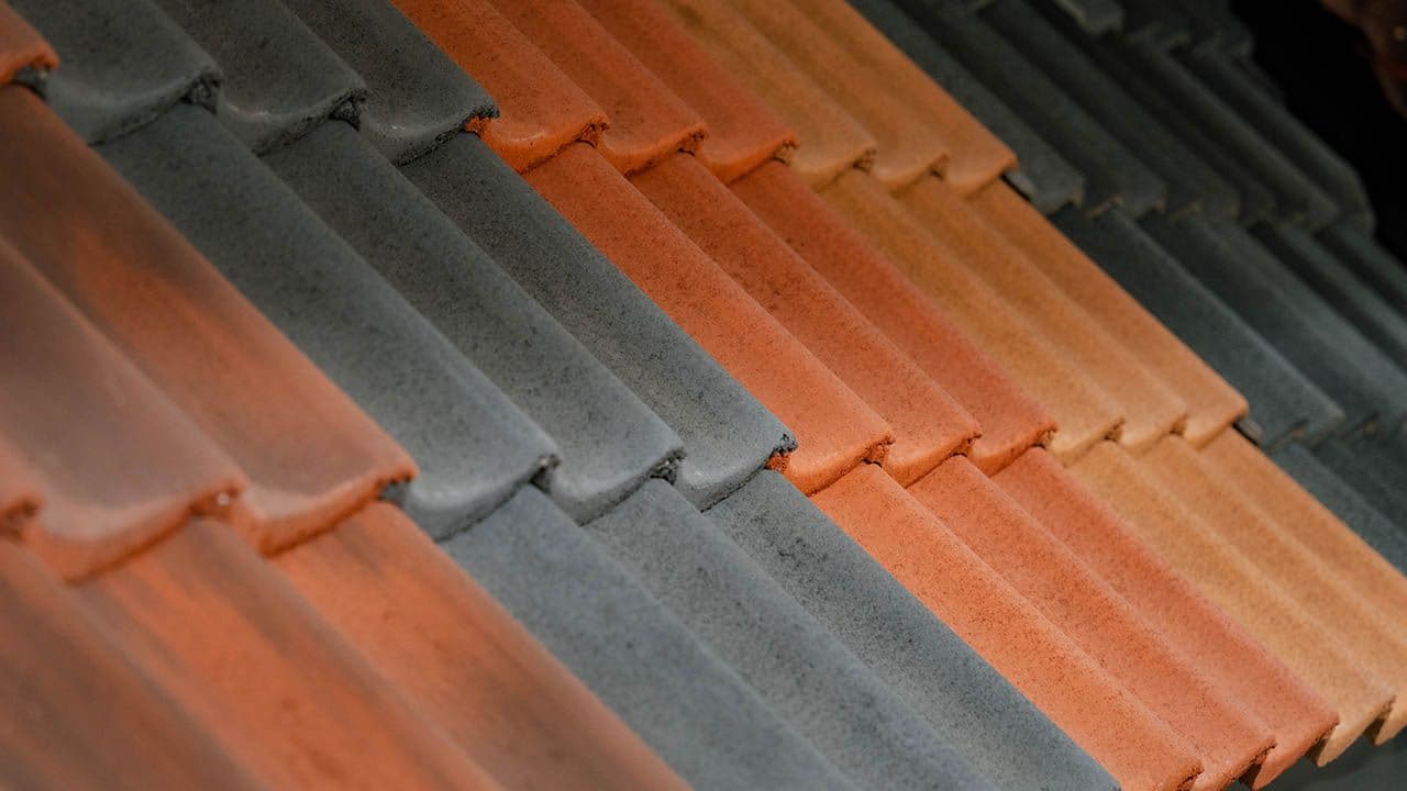 Takstein i ulike farger.