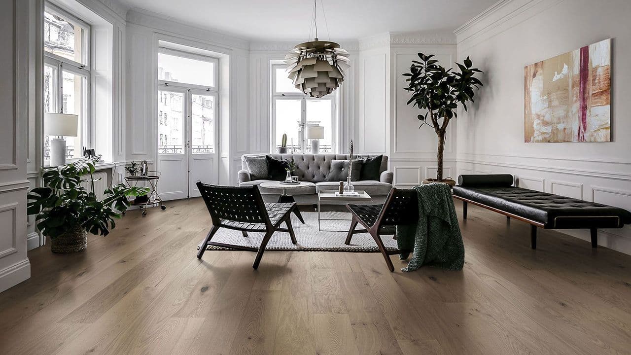 Stue med stoler og sofa