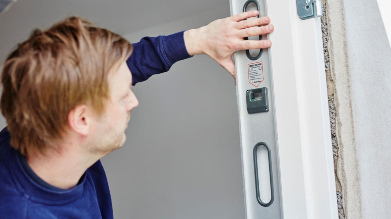 Person som monterer en ytterdør.