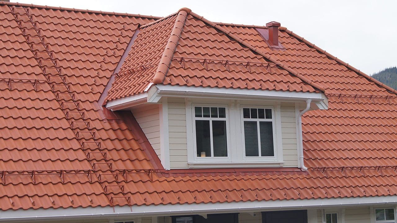 Melodie normaltegl takstein i naturrød fra Skarpnes på tak med ark.