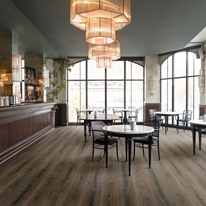 Mørkt gulv i næringslokale.