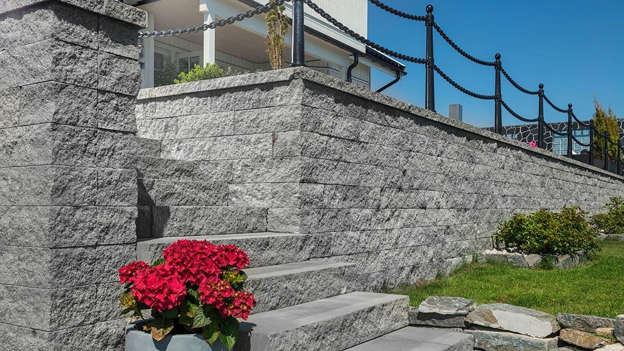 Multiblokk forskalingsblokk med splitt på mur med trapp.