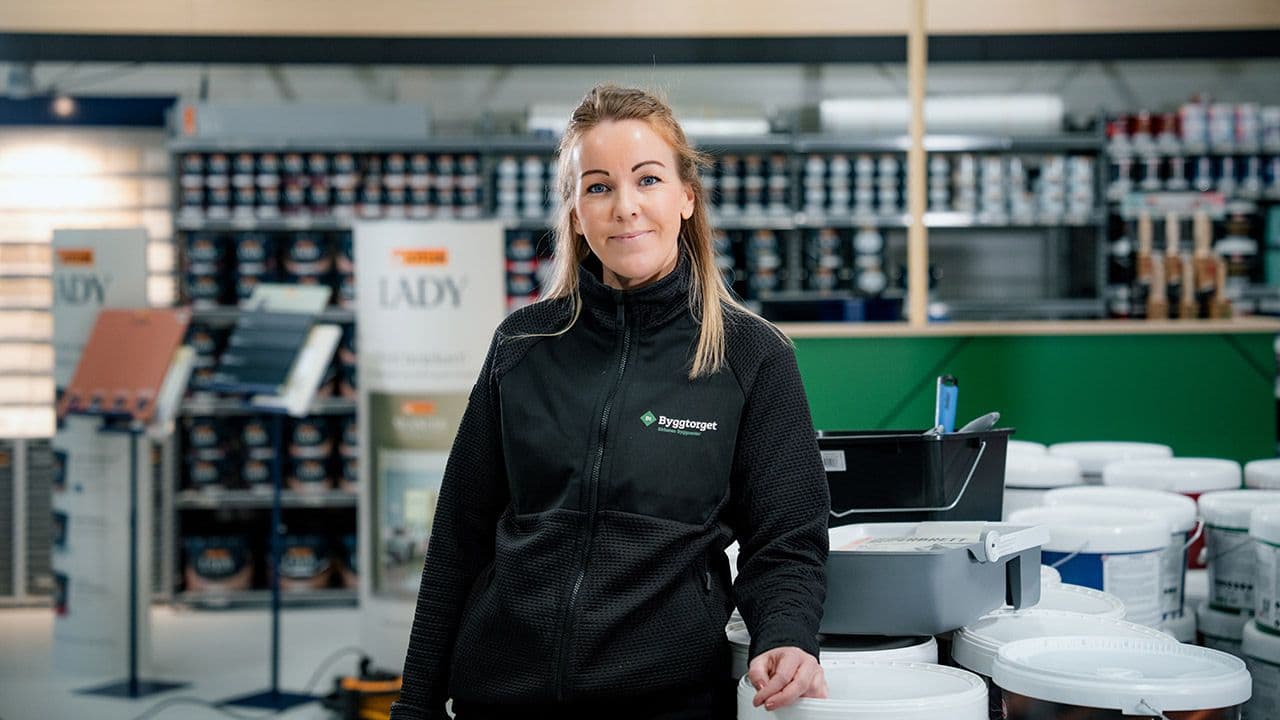 Byggtorget-ansatt i malingsavdelingen.