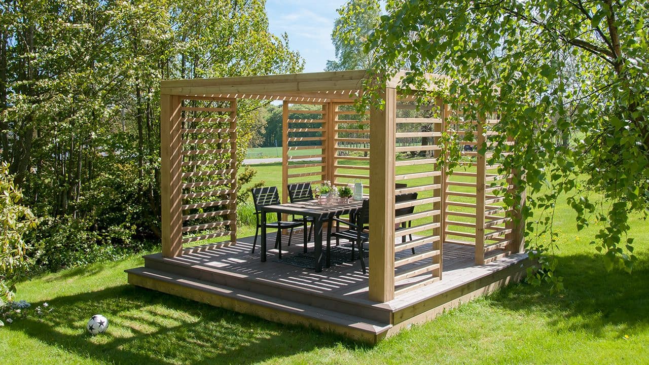 Pergola i hage bygget etter at det i 2021 kom nye byggeregler.