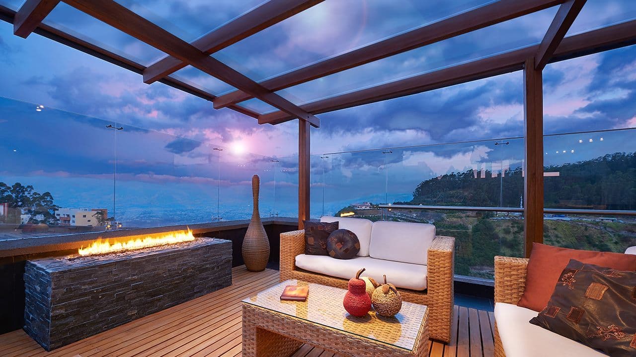 Åpen pergola på terrasse med sittegruppe og utepeis.