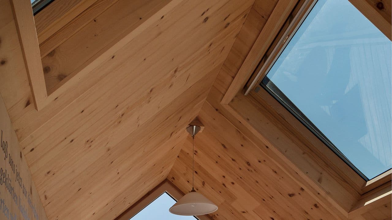 Velux takvindu i hytte.