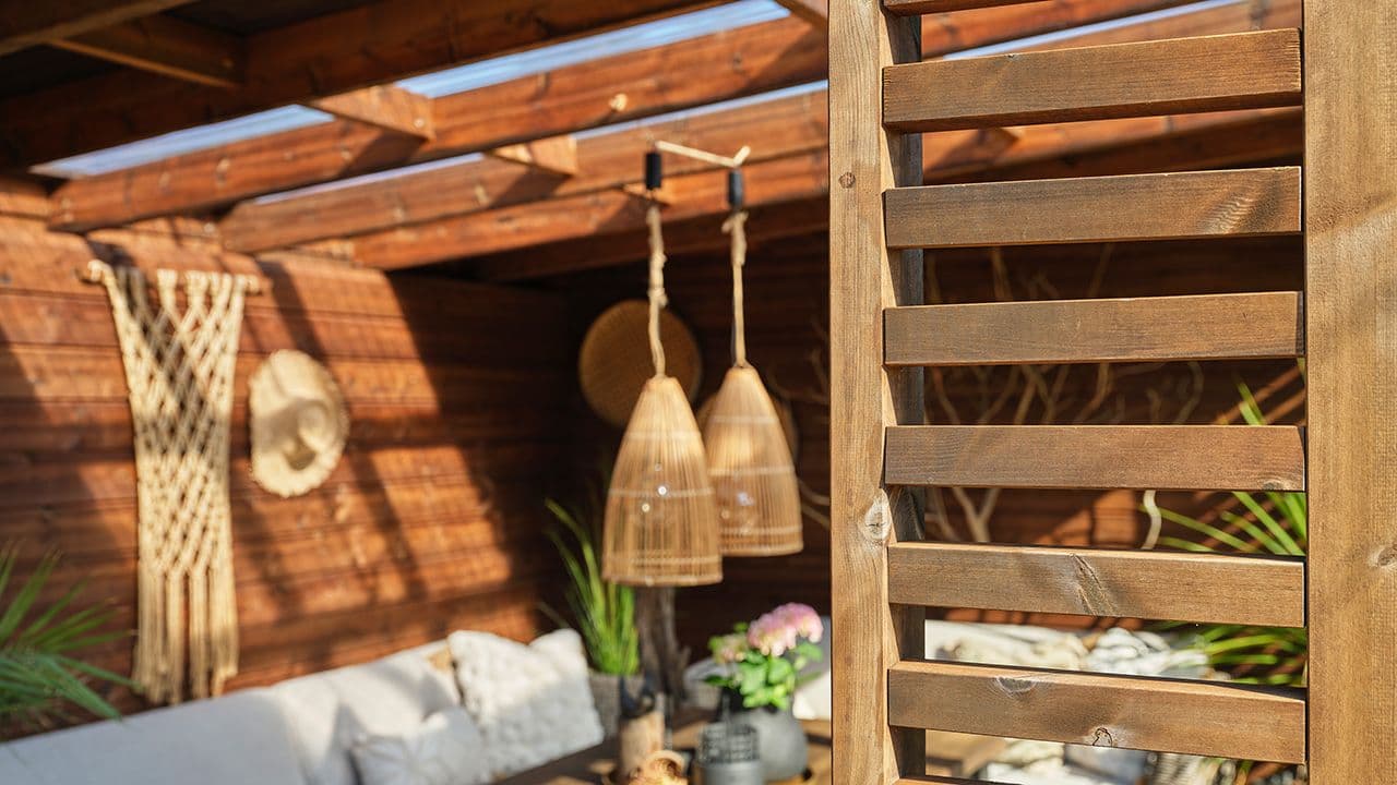 Detaljbilde av terrase med pergola.