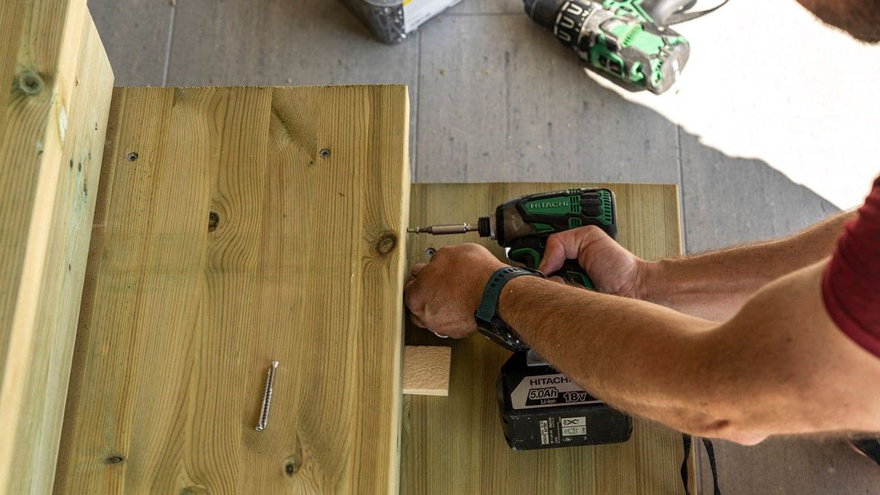 Person som bygger trapp.