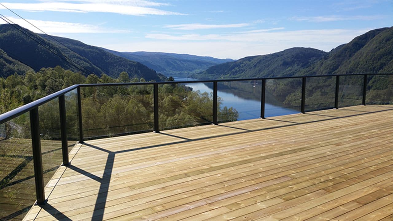 Plastmo glassrekkverk på en nybygget terrasse.