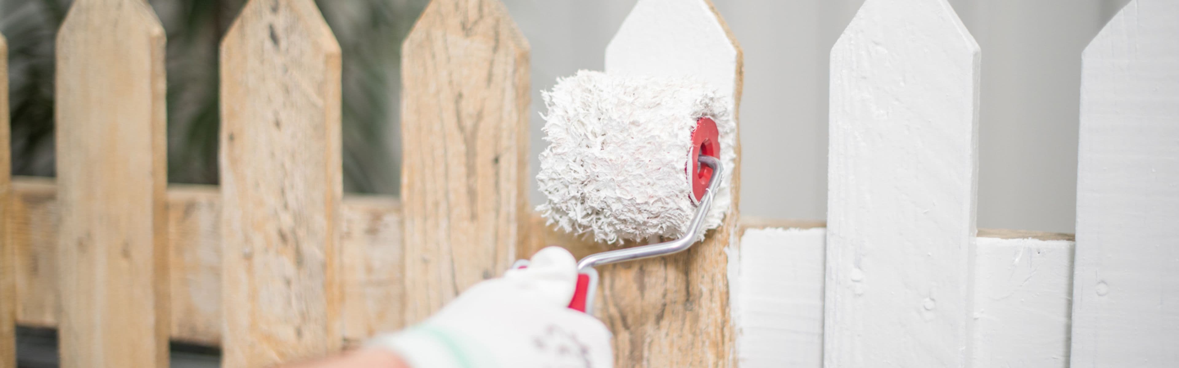 Gjerde som males hvitt.