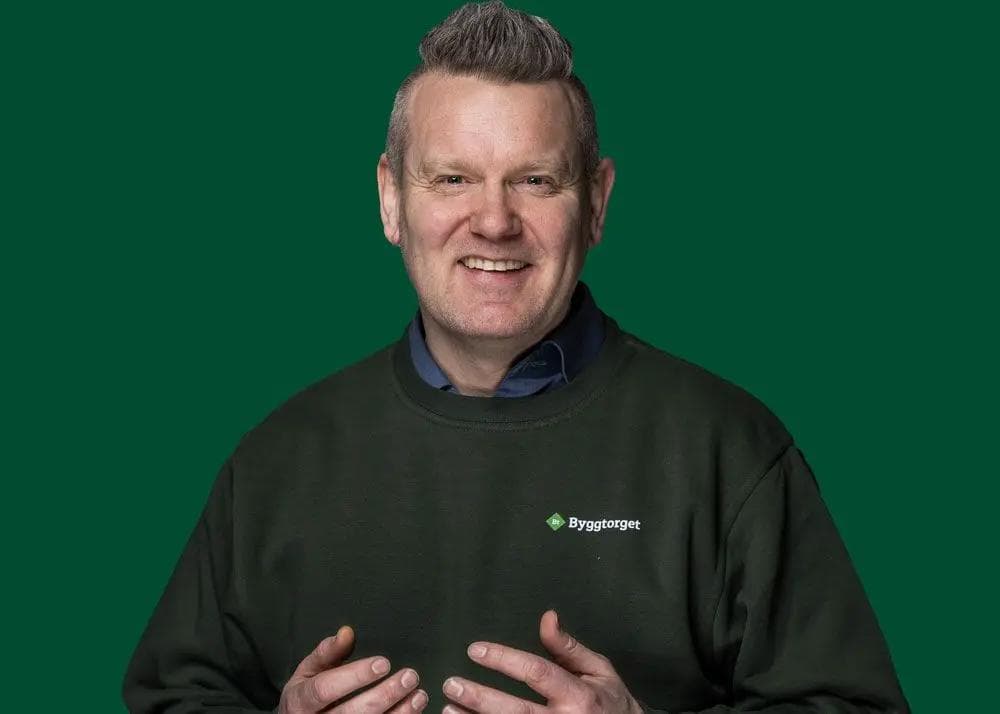 Mann monterer spilepanel på vegg